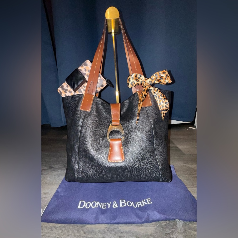 4 piece Dooney & Bourke EUC Black Pebble Leather Shoulder Bag with Brown Trim